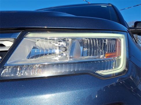 Used 2018 Ford Explorer XLT w/ Equipment Group 201A image 9