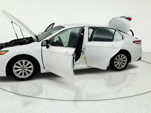 Used 2019 Toyota Camry LE FWD image 27