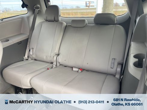 Used 2017 Toyota Sienna XLE image 6