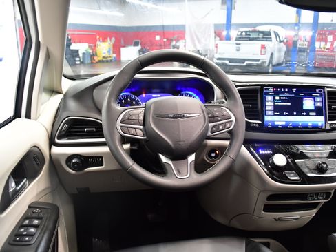 Used 2024 Chrysler Pacifica Touring-L FWD image 10