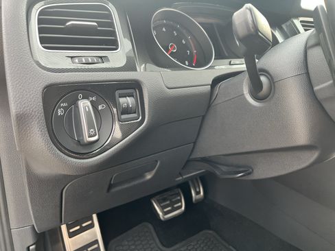 Used 2016 Volkswagen Golf 4-Door FWD image 17