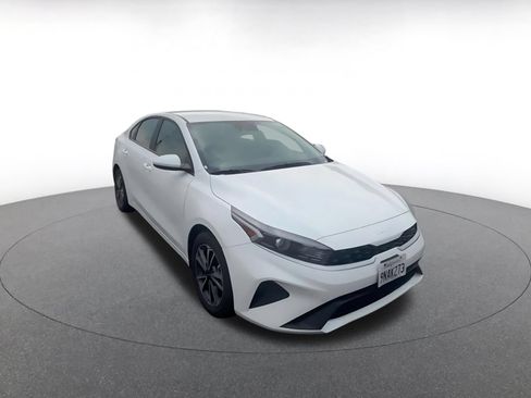 Used 2024 Kia Forte LXS FWD image 3