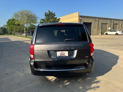 Used 2019 Dodge Grand Caravan SE w/ UConnect Hands-Free Group FWD image 3