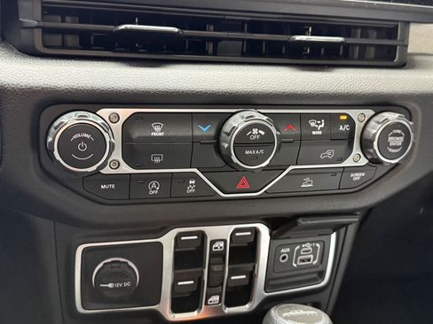 Used 2025 Jeep Gladiator Sport AWD/4WD image 16