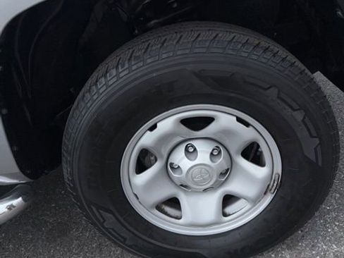 Used 2018 Toyota Tacoma SR image 3