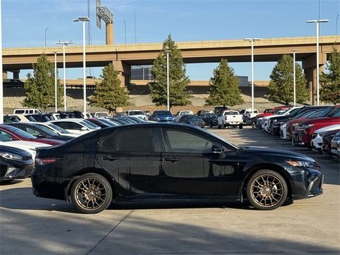 Used 2023 Toyota Camry SE image 3