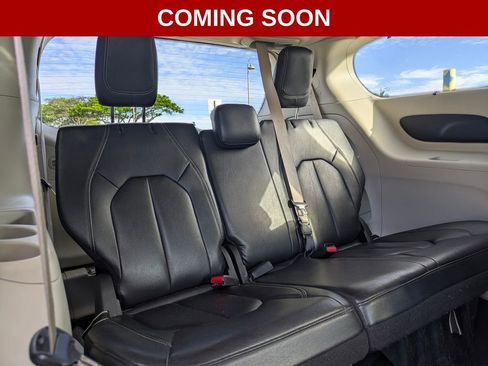 Used 2022 Chrysler Pacifica Touring-L image 16