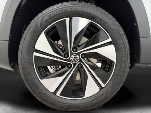 New 2025 Volkswagen Taos SE image 23
