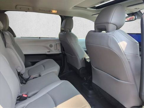 Certified 2026 Toyota Sienna XLE FWD image 30