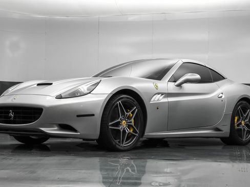 Used 2011 Ferrari California image 12