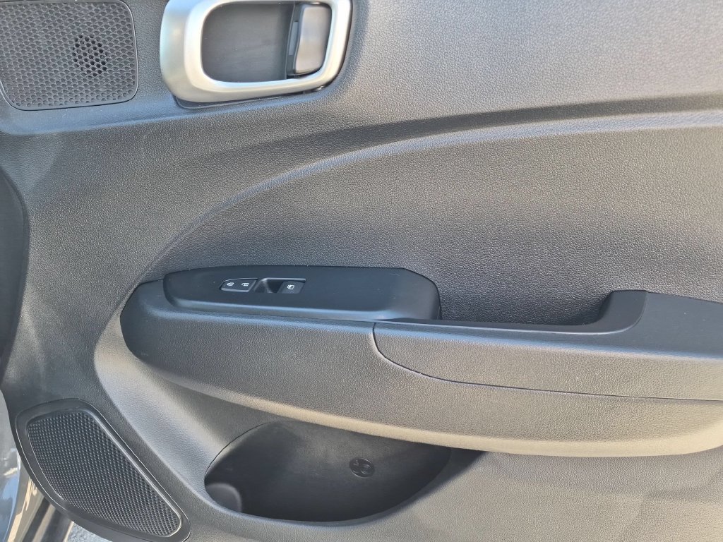 Used 2025 Hyundai Venue SEL FWD image 31