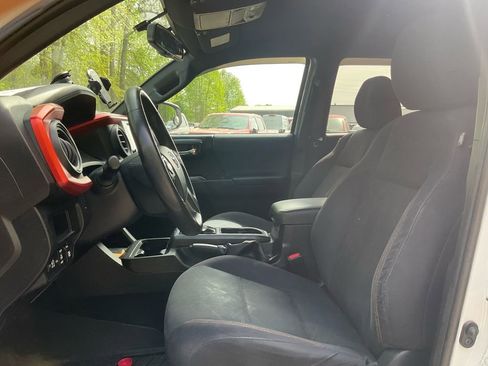 Used 2017 Toyota Tacoma TRD Sport image 16