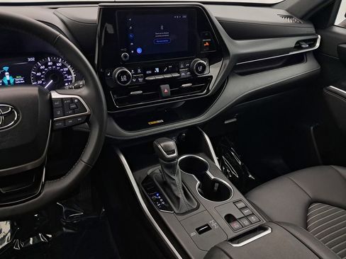 Used 2024 Toyota Highlander XSE image 19