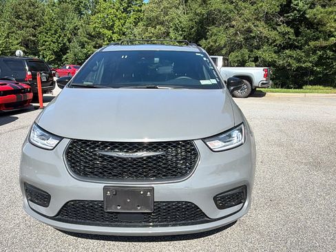 Used 2025 Chrysler Pacifica Limited FWD image 3