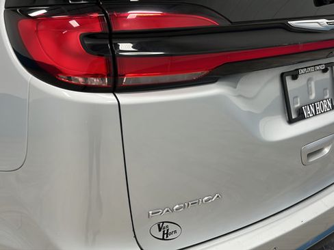 Used 2024 Chrysler Pacifica Touring-L FWD image 37
