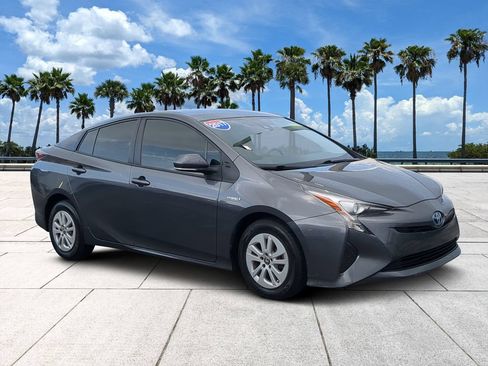 Used 2017 Toyota Prius Two FWD image 2