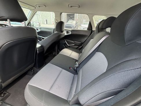 Used 2025 Kia Soul LX w/ LX Technology Package FWD image 23