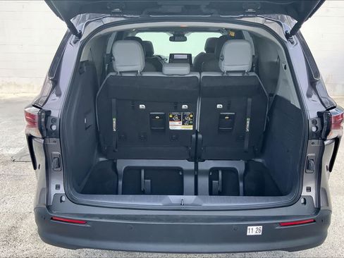 Used 2024 Toyota Sienna XLE FWD image 18