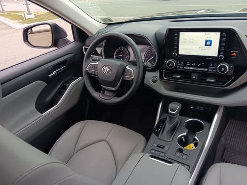 Used 2022 Toyota Highlander XLE image 14