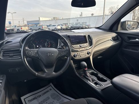 Used 2022 Chevrolet Equinox RS w/ Infotainment Package image 10