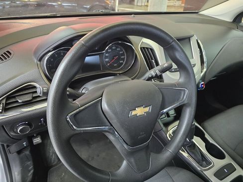 Used 2018 Chevrolet Cruze LS image 16