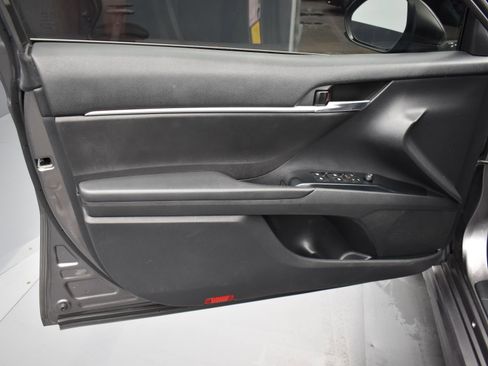 Used 2020 Toyota Camry SE w/ Carpet Mat Package image 9