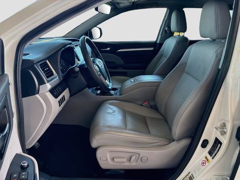Used 2019 Toyota Highlander XLE AWD/4WD image 19