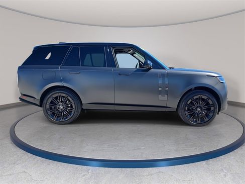 Certified 2025 Land Rover Range Rover SE image 4