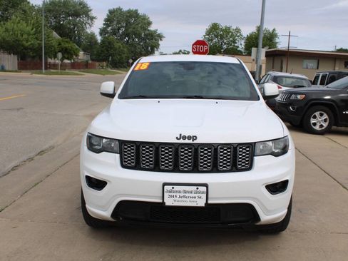 Used 2018 Jeep Grand Cherokee Altitude AWD/4WD image 3