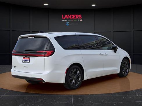 New 2026 Chrysler Pacifica Select image 3
