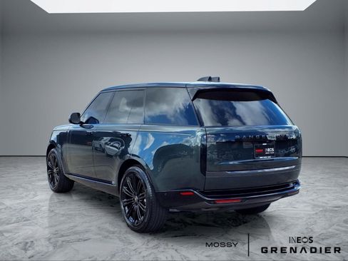 Used 2025 Land Rover Range Rover SE AWD/4WD image 2