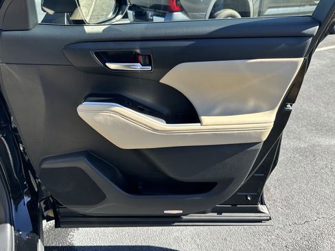 New 2025 Toyota Highlander XLE image 40