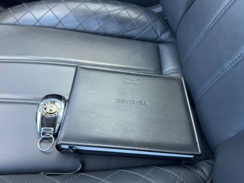 Used 2019 Bentley Bentayga image 22
