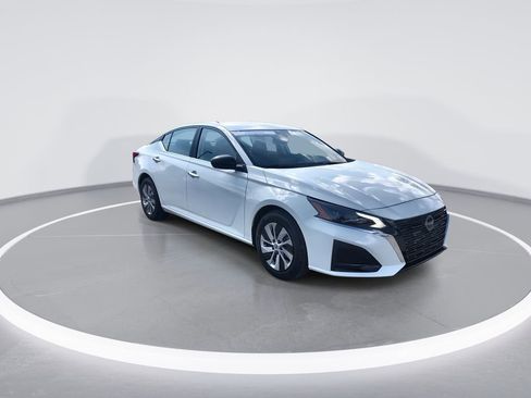 Used 2025 Nissan Altima 2.5 S image 2