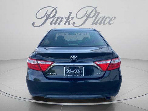 Used 2017 Toyota Camry SE w/ Moonroof Package FWD image 4