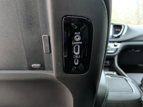 Used 2025 Chrysler Pacifica Limited w/ Uconnect Theater Family Group image 17