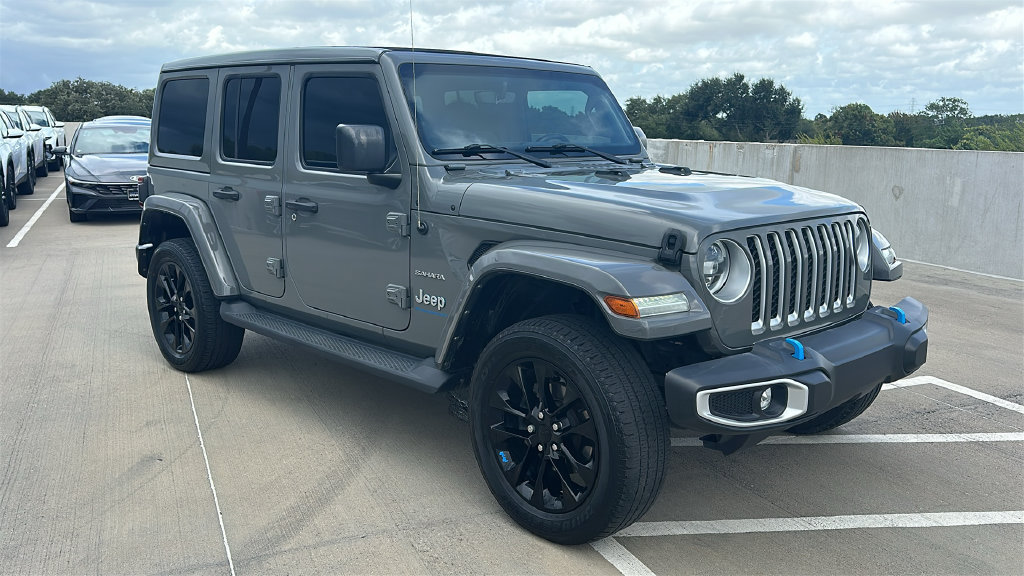 Used 2023 Jeep Wrangler Unlimited Sahara w/ Cold Weather Group AWD/4WD image 16