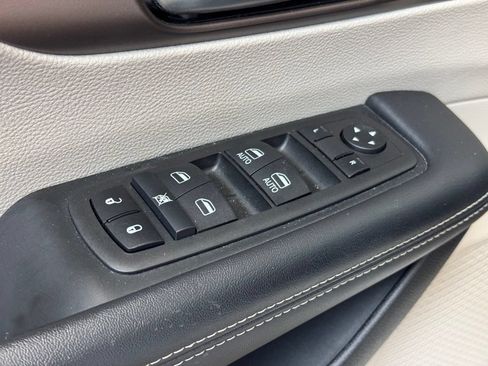 Used 2023 Chrysler Voyager LX FWD image 9