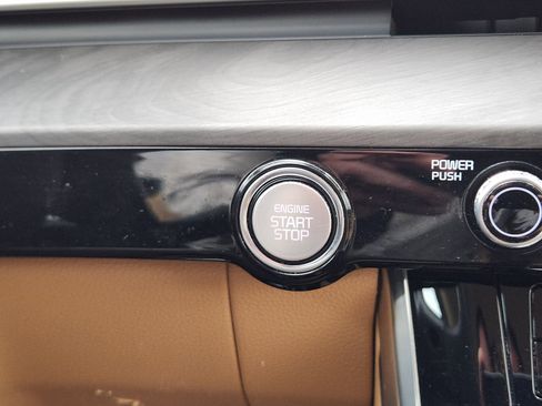 Used 2024 Kia Carnival EX image 20