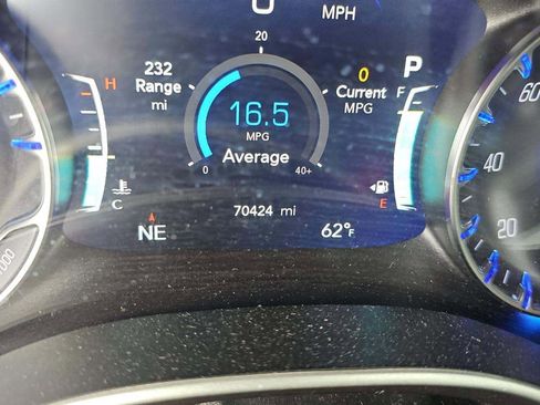 Used 2023 Chrysler Pacifica Touring-L image 2