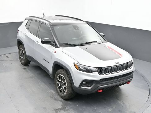 Used 2025 Jeep Compass Trailhawk AWD/4WD image 30