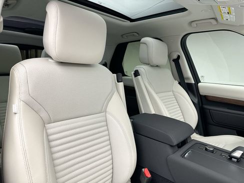 Certified 2025 Land Rover Discovery S AWD/4WD image 3