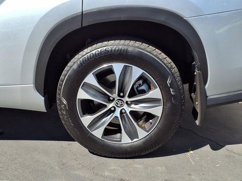 Certified 2025 Toyota Highlander XLE AWD/4WD image 4