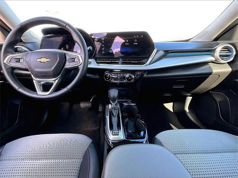 Used 2025 Chevrolet Trax LT w/ LT Convenience Package image 21