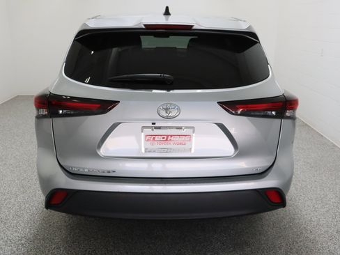 Used 2025 Toyota Highlander LE FWD image 8