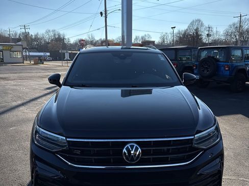 Used 2022 Volkswagen Tiguan SE R-Line image 2