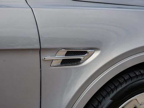 Used 2020 Bentley Bentayga Plug-In Hybrid AWD/4WD image 31