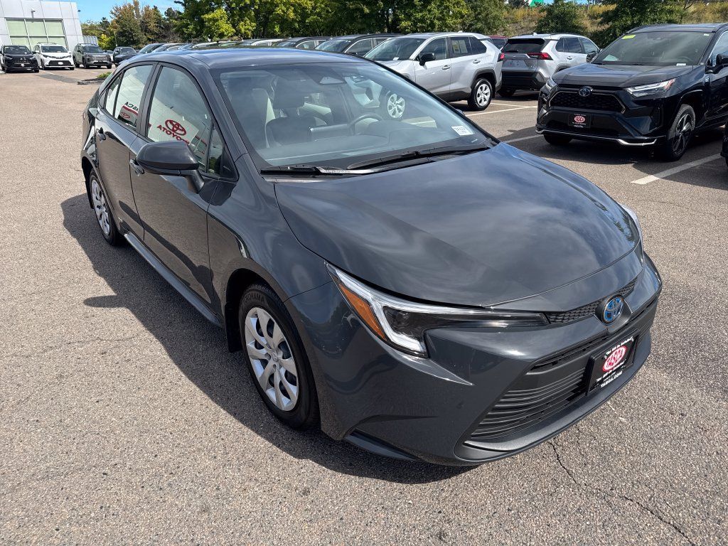 Used 2025 Toyota Corolla LE AWD/4WD image 9