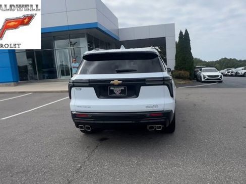 Used 2026 Chevrolet Traverse High Country w/ LPO, Floor Liner Package FWD image 2