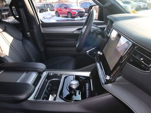 Used 2025 Jeep Wagoneer L Series II w/ 8-pass Seating Package image 19